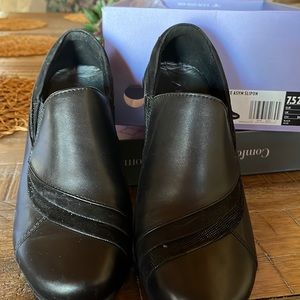 Aravon slip on shoes